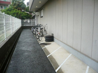 【その他共用部分】 | 屋根付きの駐輪場があるので雨が降っても安心です☆荷物が重いときに自転車があれば助かりますね！