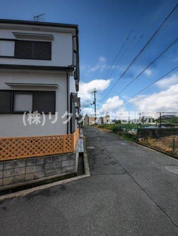 郡津2丁目　中古一戸建ての前面道路含む現地写真|前面道路を含む外観
■物件内覧・資金計画相談・住宅ローン相談、リフォーム相談、お問合せ受付中■
※当日・翌日のご内覧、ご相談はお電話でのお問合せがスムーズです！