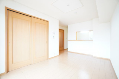 【居間・リビング】 | ベルコリーヌ | ※同物件・反転タイプの写真です。