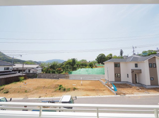 【展望】 | 【穏やかな街並みの眺望】
バルコニーから見える穏やかな街並み
爽やかな風と柔らかく降り注ぐ陽光を感じて頂けます。心地良い開放感が暮らしにゆとりと充足感をもたらします