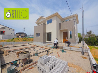 【外観】 | 【駐車スペース】
日々の暮らしにマイカーが必要。そんな方は物件の購入条件に駐車場は必須です。通勤に、家族のお迎えに、お買物に、おでかけに、クルマライフを楽しみたい方に。