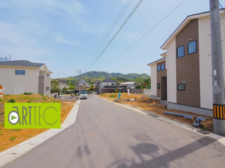 【前面道路含む現地写真】 | 【前面道路】
前面道路は毎日の駐車の出し入れで大事なポイントです！
車種によっても便利・不便がありますのでご確認ください♪