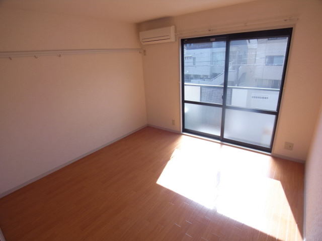 ルミエール岡本の居間・リビング