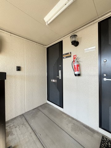 メゾンリヴェールA棟の玄関