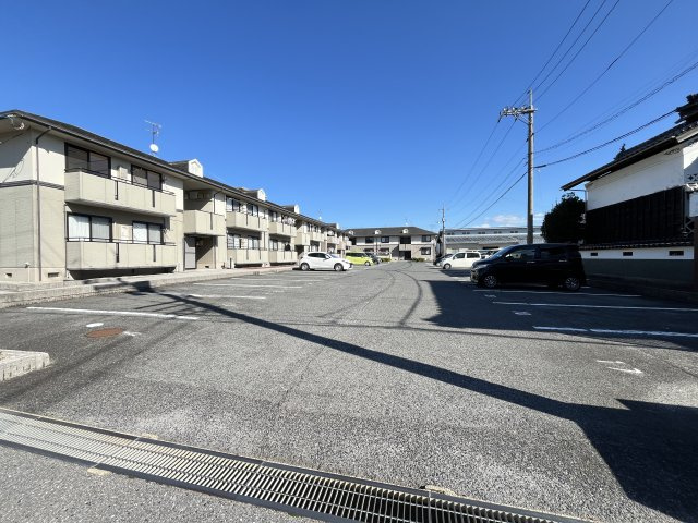 メゾンリヴェールA棟の駐車場