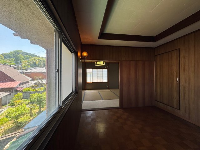 高市郡高取町大字清水谷　中古戸建の洋室|窓から自然豊かな景色が見え癒されます(^^)/