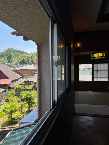 高市郡高取町大字清水谷　中古戸建の洋室|窓から自然豊かな景色が見え癒されます(^^)/