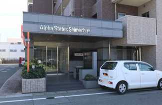 【エントランス】 | 外と内をつなぐエントランスは、まさに顔となる場所。重厚でしっかりとしたイメージにピッタリのエントランスです