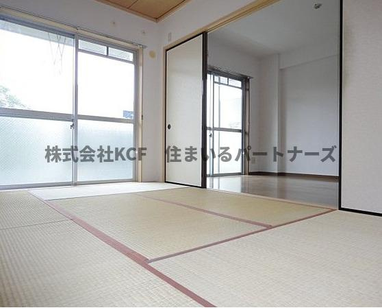 ハイツサンリバーⅤの寝室|開放的な寝室です