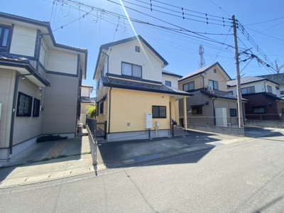 【前面道路含む現地写真】 | 芝塚町　中古戸建て | ■外観写真です！
■道路も広く便利です！