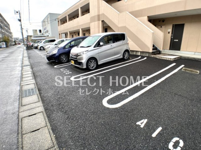 【駐車場】 | ラブリータウンA棟 | 駐車場があるので、車を買う予定の方も安心です