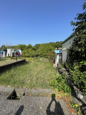 荻　土地の外観|道路から本地を望む　奥が本地です。