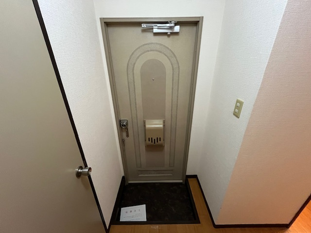 タウニィハイツ金剛の玄関