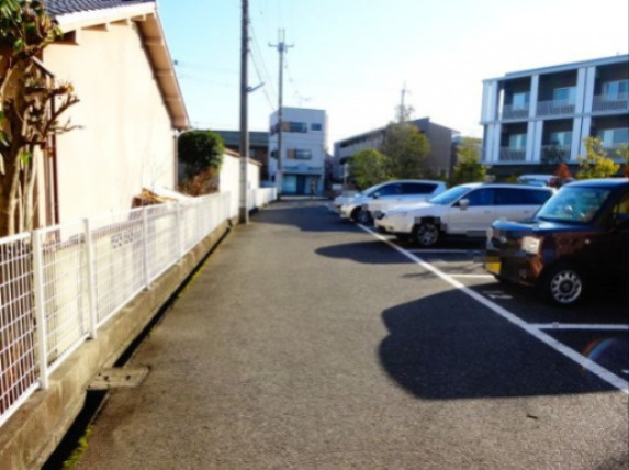 タウニィハイツ金剛の駐車場