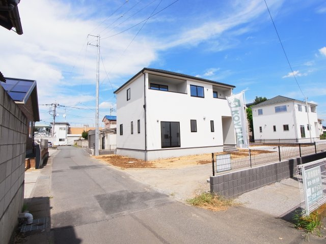 新築　前橋市青柳町3期　1号棟の前面道路含む現地写真|西側接道幅員約4ｍ　南側接道幅員約1.8ｍ
