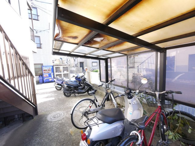 コーポ川島第六のその他共用部分|バイクも置ける駐輪場