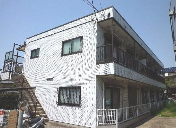 コーポ川島第六の外観|自転車・バイクやバスを使って通学、通勤が便利