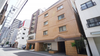 【外観】 | 【上質リノベ】ダイアパレス大手町第3 | 【耐震性】
耐震性の高さを判断するポイントは、
建築確認申請日が1981年6月1日以降の
新耐震基準に適合しているかどうか。
震度６程度の大地震でも
建物が崩壊しないレベルが基準になりました。