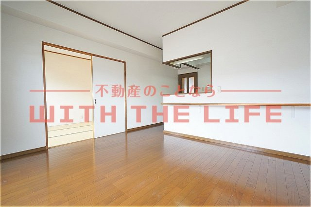 グリーンヒルズ東山【キャッシュバック対象物件】の居間・リビング|こちらの居間で趣味の時間をお楽しみください