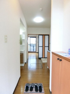 【展望】 | 玄関から室内への景観です！キッチンの奥に洋室6帖のお部屋があります♪