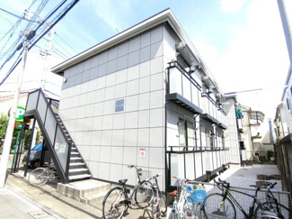 【外観】 | 東急東横線「学芸大学」駅・「祐天寺」駅徒歩圏内！「目黒」駅にアクセス可能な最寄りバス停も徒歩3分！雨の日の通勤やお出かけもバス利用でスムーズです♪