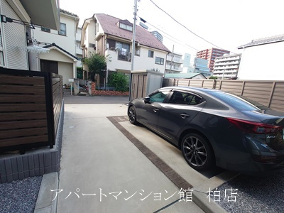 エルム柏の駐車場