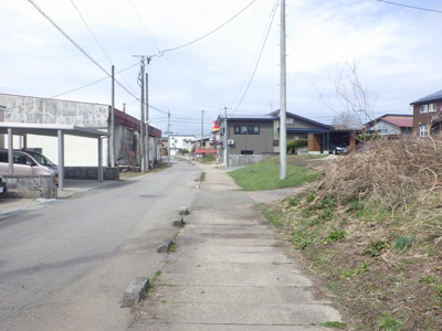【前面道路含む現地写真】 | 北秋田市東横町11-4・売地