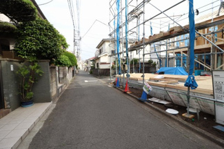 【前面道路含む現地写真】 | 周辺はコンビニやスーパーなどお買い物施設が多数あり、生活環境良好です♪