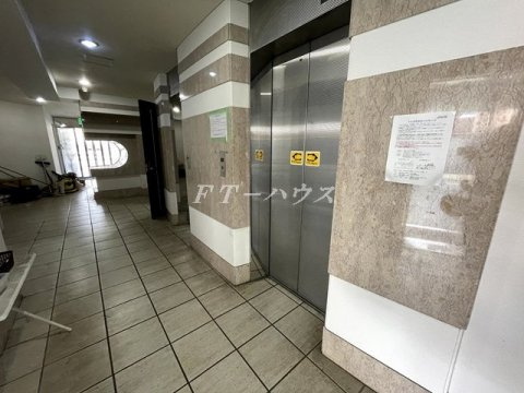 シンエイ第８東船橋マンションのエントランス