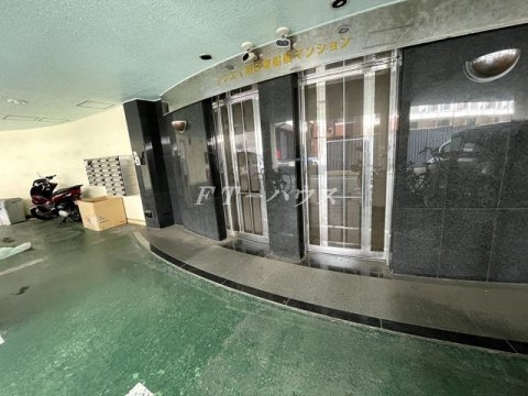 シンエイ第８東船橋マンションのエントランス