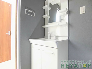 【洗面所】 | 忙しい朝の身支度に便利なシャワー付き洗面化粧台（同仕様写真）