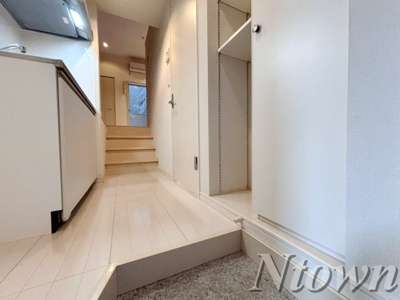 【玄関】 | デザイナーズコーポ名北 | 収納もある玄関です