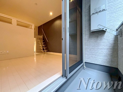 【バルコニー】 | デザイナーズコーポ名北 | バルコニーからの眺めを楽しみながら食事をしませんか