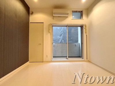 【居間・リビング】 | デザイナーズコーポ名北 | こちらのリビングで趣味の時間をお楽しみください