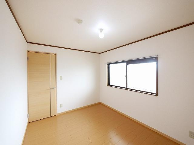 アメニティ前栽２号館の洋室|明るい洋室です