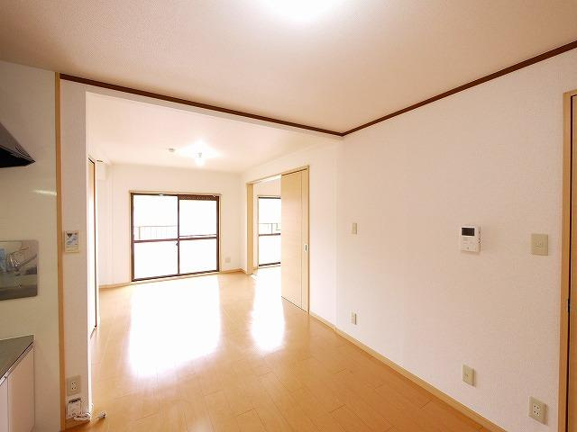 アメニティ前栽２号館の居間・リビング|こちらの居間で趣味の時間をお楽しみください
