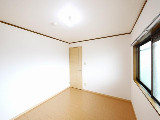 アメニティ前栽２号館の寝室|開放的な寝室です