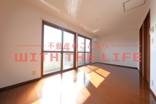 カーサオークマ【10，000円キャッシュバック対象物件】の居間・リビング|ゆったりとしたリビングです