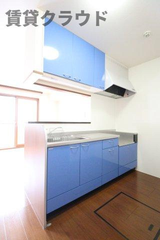 タムナスコートのキッチン|ブルーが明るい印象のキッチンです♪