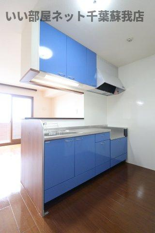 タムナスコートのキッチン|ブルーカラーが明るい印象のキッチンです♪