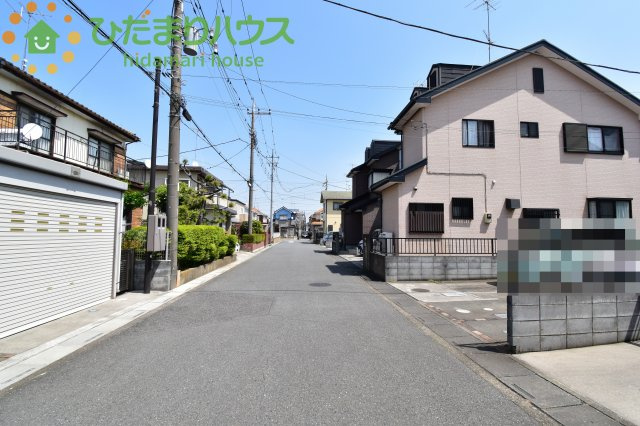 鴻巣市新宿1丁目　中古一戸建ての前面道路含む現地写真