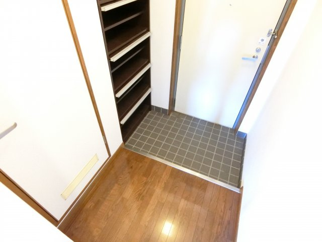 フリーディオ富田林の玄関