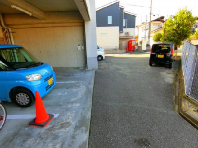 フリーディオ富田林の駐車場