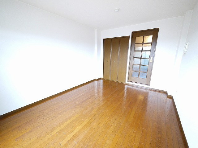 南新町ビルの内装|明るい洋室です。