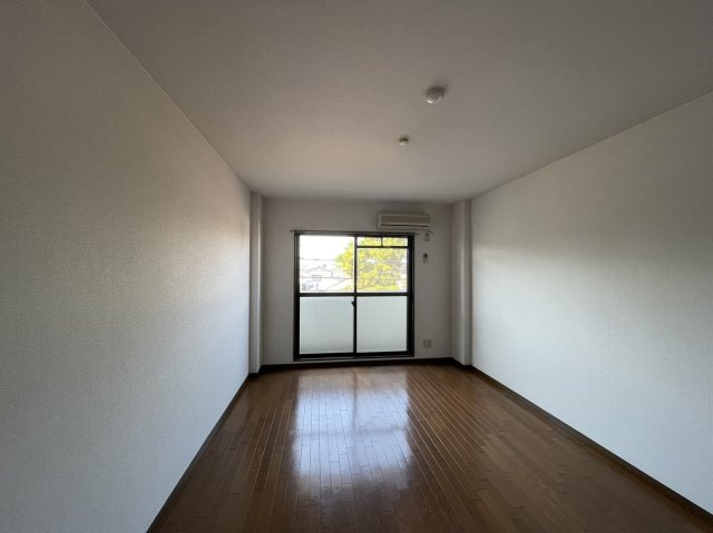 南新町ビルの洋室|明るい洋室です。