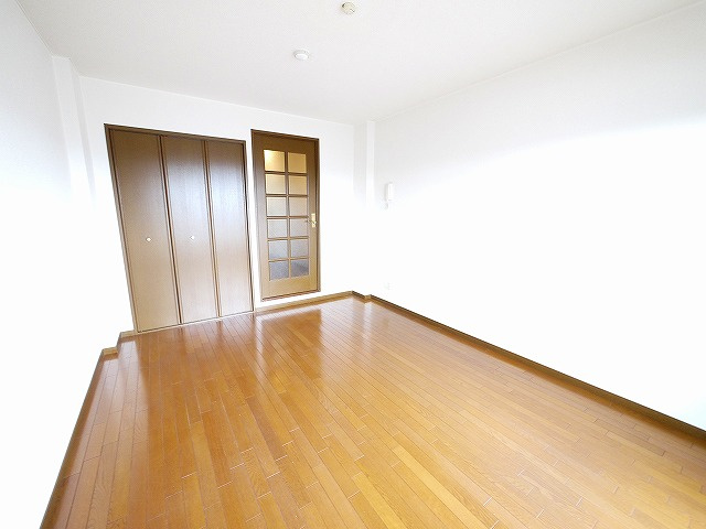 南新町ビルの洋室|落ち着いた色調の洋室です