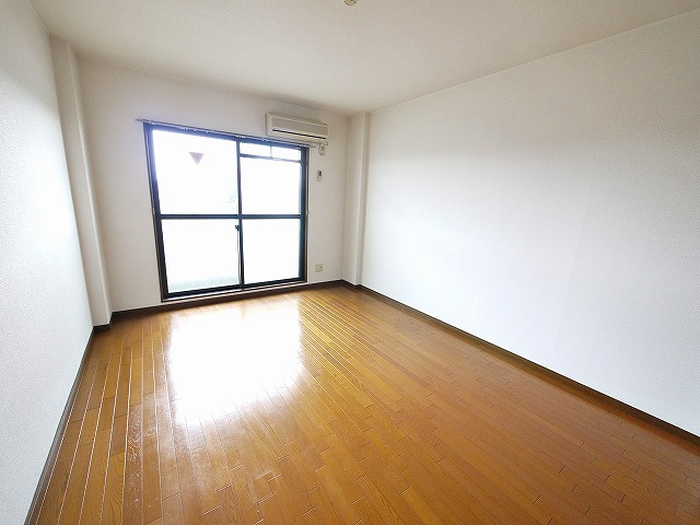 南新町ビルの寝室|明るい洋室です。