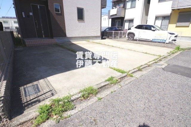石黒様戸建賃貸住宅Ⅱ C棟の駐車場|無料駐車場（区画３台）