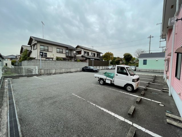 伊川谷町潤和テナントの駐車場