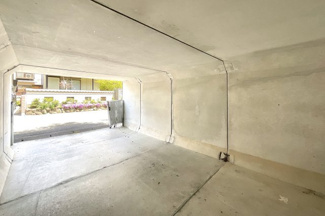 【駐車場】 | 【ビルトインガレージ】普通車が1台停められる堀込ガレージがあります。前道は広く運転が苦手な方でも安心して駐車して頂けます。